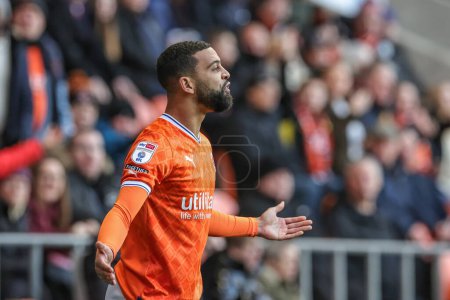 Foto de CJ Hamilton #22 of Blackpool appeals to referee Tim Robinson after hes barged into the boarding during the Sky Bet Championship match Blackpool vs Sunderland at Bloomfield Road, Blackpool, United Kingdom, 1st January 2022 - Imagen libre de derechos
