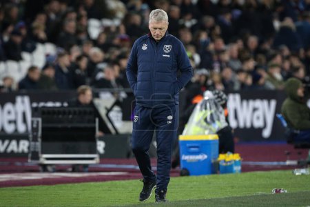 Photo for A dejected David Moyes manager of West Ham United during the Premier League match West Ham United vs Brentford at London Stadium, London, United Kingdom, 30th December 202 - Royalty Free Image
