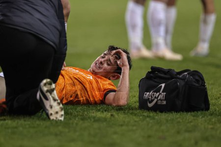 Téléchargez les photos : Charlie Patino #28 of Blackpool receives treatment during the Sky Bet Championship match Blackpool vs Sunderland at Bloomfield Road, Blackpool, United Kingdom, 1st January 202 - en image libre de droit