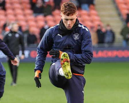 Téléchargez les photos : Sonny Carey #16 of Blackpool during the pre-game warmup during the Sky Bet Championship match Blackpool vs Sunderland at Bloomfield Road, Blackpool, United Kingdom, 1st January 202 - en image libre de droit