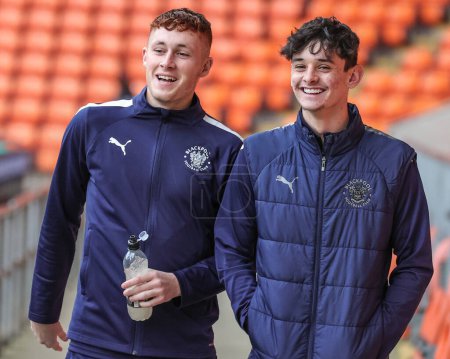 Téléchargez les photos : Sonny Carey #16 of Blackpool and Charlie Patino #28 of Blackpool  arrive at Bloomfield Road during the Sky Bet Championship match Blackpool vs Sunderland at Bloomfield Road, Blackpool, United Kingdom, 1st January 202 - en image libre de droit