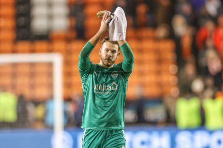 Foto de Chris Maxwell #1 of Blackpool applauds the fans during the Sky Bet Championship match Blackpool vs Sunderland at Bloomfield Road, Blackpool, United Kingdom, 1st January 202 - Imagen libre de derechos
