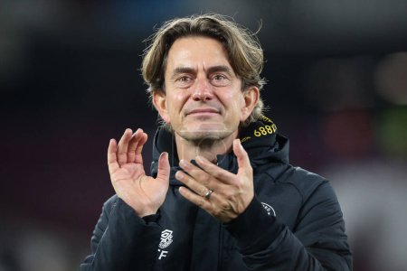 Téléchargez les photos : Thomas Frank manager of Brentford claps his hands and applauds the supporters at full-time after the Premier League match West Ham United vs Brentford at London Stadium, London, United Kingdom, 30th December 202 - en image libre de droit