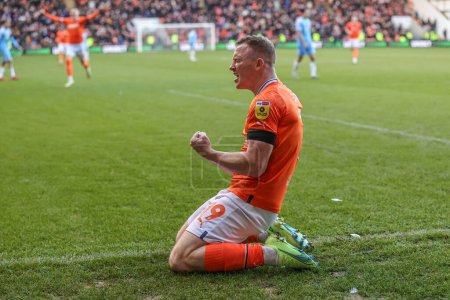 Téléchargez les photos : Shayne Lavery #19 of Blackpool celebrates his goal to make it 1-0 during the Sky Bet Championship match Blackpool vs Sunderland at Bloomfield Road, Blackpool, United Kingdom, 1st January 202 - en image libre de droit