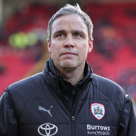 Téléchargez les photos : Michael Duff manager of Barnsley during the Sky Bet League 1 match Barnsley vs Bolton Wanderers at Oakwell, Barnsley, United Kingdom, 2nd January 202 - en image libre de droit