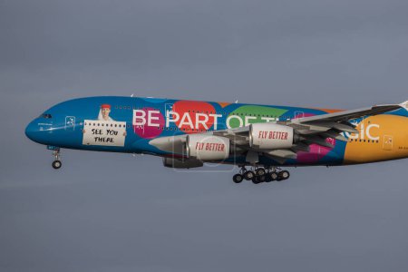 Foto de An Airbus A380-861 traveling from Dubai lands at Manchester Airport on the eve of Sunshine Saturday where holiday firms expect booking to return to pre-covid levels; Manchester Airport at Manchester Airport, Manchester, United Kingdom, 6th January 20 - Imagen libre de derechos