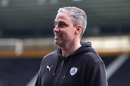 Téléchargez les photos : Michael Duff manager of Barnsley arrives at Pride Park during the Emirates FA Cup Third Round match Derby County vs Barnsley at Pride Park Stadium, Derby, United Kingdom, 8th January 202 - en image libre de droit