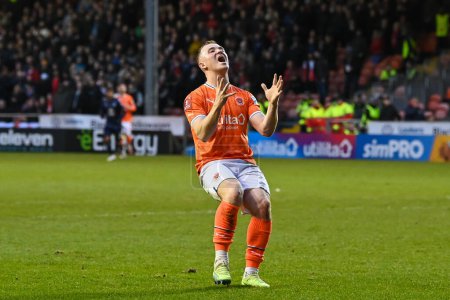 Téléchargez les photos : Shayne Lavery #19 of Blackpool reacts to a missed chance during the Emirates FA Cup Third Round match Blackpool vs Nottingham Forest at Bloomfield Road, Blackpool, United Kingdom, 7th January 202 - en image libre de droit