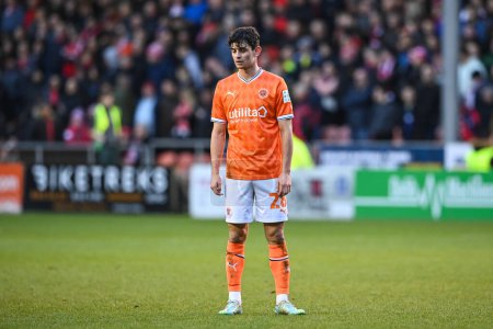 Téléchargez les photos : Charlie Patino #28 of Blackpool during the Emirates FA Cup Third Round match Blackpool vs Nottingham Forest at Bloomfield Road, Blackpool, United Kingdom, 7th January 202 - en image libre de droit