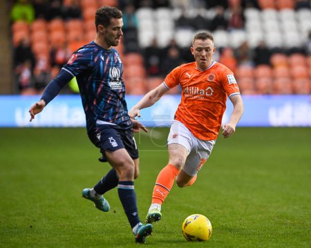 Téléchargez les photos : Shayne Lavery #19 of Blackpool in action during the Emirates FA Cup Third Round match Blackpool vs Nottingham Forest at Bloomfield Road, Blackpool, United Kingdom, 7th January 202 - en image libre de droit