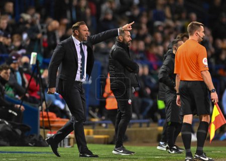 Foto de Bolton Wanderers manager Ian Evatt  (m) gestures, shouts, pointing in the dugout  during the Sky Bet League 1 match Bolton Wanderers vs Plymouth Argyle at University of Bolton Stadium, Bolton, United Kingdom, 7th January 202 - Imagen libre de derechos