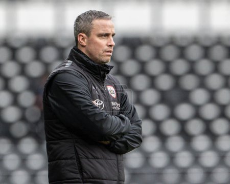 Téléchargez les photos : Michael Duff manager of Barnsley during the Emirates FA Cup Third Round match Derby County vs Barnsley at Pride Park Stadium, Derby, United Kingdom, 8th January 202 - en image libre de droit