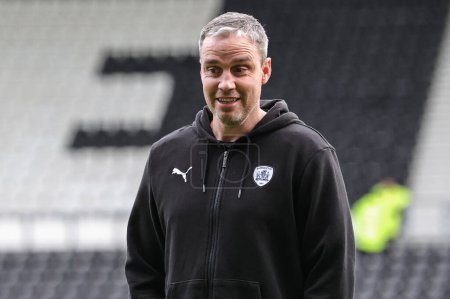 Téléchargez les photos : Michael Duff manager of Barnsley arrives at Pride Park during the Emirates FA Cup Third Round match Derby County vs Barnsley at Pride Park Stadium, Derby, United Kingdom, 8th January 202 - en image libre de droit