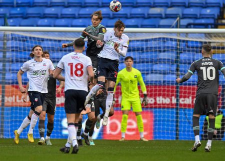 Foto de Plymouth Argyle midfielder Callum Wright (26)  heads the ball away to safety  during the Sky Bet League 1 match Bolton Wanderers vs Plymouth Argyle at University of Bolton Stadium, Bolton, United Kingdom, 7th January 202 - Imagen libre de derechos
