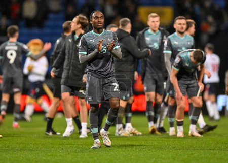 Foto de Plymouth Argyle midfielder Jay Matete (28)  applauds the fans at full time  during the Sky Bet League 1 match Bolton Wanderers vs Plymouth Argyle at University of Bolton Stadium, Bolton, United Kingdom, 7th January 202 - Imagen libre de derechos