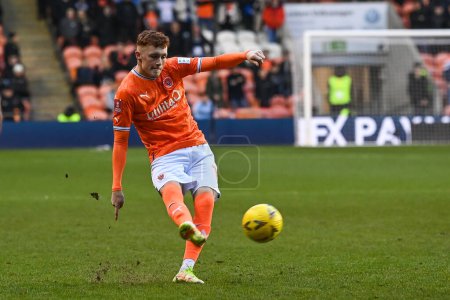 Téléchargez les photos : Sonny Carey #16 of Blackpool crosses the ball during the Emirates FA Cup Third Round match Blackpool vs Nottingham Forest at Bloomfield Road, Blackpool, United Kingdom, 7th January 202 - en image libre de droit