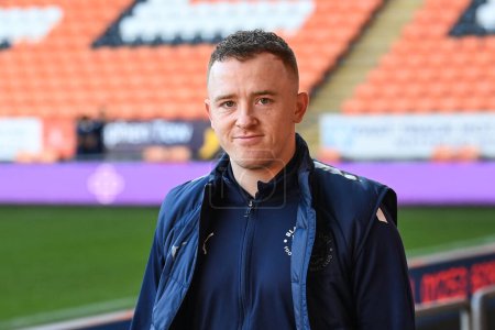 Téléchargez les photos : Shayne Lavery #19 of Blackpool arrives ahead of the Emirates FA Cup Third Round match Blackpool vs Nottingham Forest at Bloomfield Road, Blackpool, United Kingdom, 7th January 202 - en image libre de droit