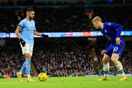 Foto de Riyad Mahrez #26 of Manchester Cityis confronted by Lewis Hall #67 of Chelsea during the FA Cup Third Round match Manchester City vs Chelsea at Etihad Stadium, Manchester, United Kingdom, 8th January 202 - Imagen libre de derechos