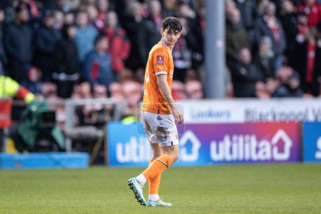 Téléchargez les photos : Charlie Patino #28 of Blackpool during the Emirates FA Cup Third Round match Blackpool vs Nottingham Forest at Bloomfield Road, Blackpool, United Kingdom, 7th January 202 - en image libre de droit