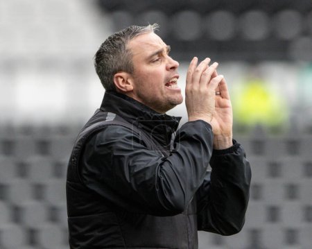 Téléchargez les photos : Michael Duff manager of Barnsley gives his team instructions during the Emirates FA Cup Third Round match Derby County vs Barnsley at Pride Park Stadium, Derby, United Kingdom, 8th January 202 - en image libre de droit