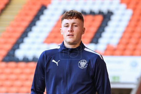 Téléchargez les photos : Sonny Carey #16 of Blackpool arrives ahead of the Emirates FA Cup Third Round match Blackpool vs Nottingham Forest at Bloomfield Road, Blackpool, United Kingdom, 7th January 202 - en image libre de droit