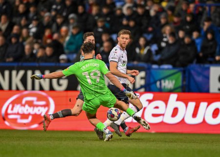 Téléchargez les photos : Bolton Wanderers goalkeeper James Trafford  (19) clears the ball  during the Sky Bet League 1 match Bolton Wanderers vs Plymouth Argyle at University of Bolton Stadium, Bolton, United Kingdom, 7th January 202 - en image libre de droit