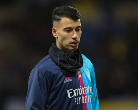 Téléchargez les photos : Gabriel Martinelli #11 of Arsenal during the pre-game warm up ahead of the Emirates FA Cup Third Round match Oxford United vs Arsenal at Kassam Stadium, Oxford, United Kingdom, 9th January 202 - en image libre de droit