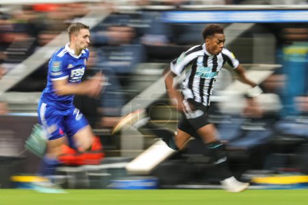 Photo for Joe Willock #28 of Newcastle United makes a break during the Carabao Cup Quarter Final match Newcastle United vs Leicester City at St. James's Park, Newcastle, United Kingdom, 10th January 202 - Royalty Free Image