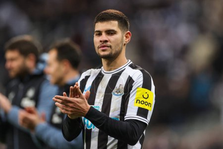 Téléchargez les photos : Bruno Guimares #39 of Newcastle United applauds the fans at the end of the Carabao Cup Quarter Final match Newcastle United vs Leicester City at St. James's Park, Newcastle, United Kingdom, 10th January 2023 - en image libre de droit