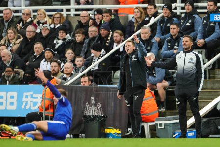 Téléchargez les photos : Eddie Howe manager of Newcastle United reacts to a decision during the Carabao Cup Quarter Final match Newcastle United vs Leicester City at St. James's Park, Newcastle, United Kingdom, 10th January 202 - en image libre de droit