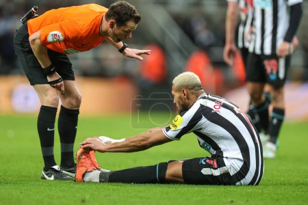 Photo for Referee Darren England checks on Joelinton #7 of Newcastle United during the Carabao Cup Quarter Final match Newcastle United vs Leicester City at St. James's Park, Newcastle, United Kingdom, 10th January 202 - Royalty Free Image