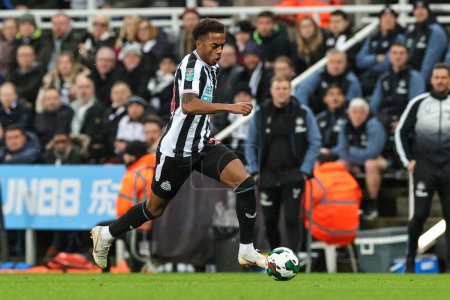 Photo for Joe Willock #28 of Newcastle United makes a break with the ball during the Carabao Cup Quarter Final match Newcastle United vs Leicester City at St. James's Park, Newcastle, United Kingdom, 10th January 202 - Royalty Free Image