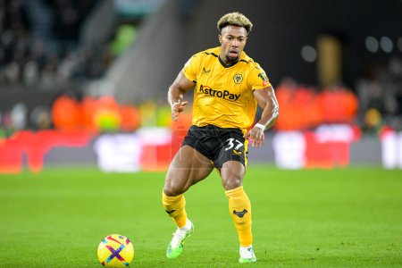 Téléchargez les photos : Adama Traore #37 of Wolverhampton Wanderers with the ball during the Premier League match Wolverhampton Wanderers vs West Ham United at Molineux, Wolverhampton, United Kingdom, 14th January 202 - en image libre de droit
