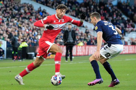 Téléchargez les photos : Matt Crooks #25 of Middlesbrough takes on Murray Wallace #3 of Millwall during the Sky Bet Championship match Middlesbrough vs Millwall at Riverside Stadium, Middlesbrough, United Kingdom, 14th January 202 - en image libre de droit