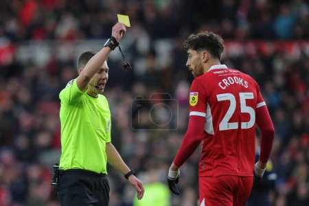 Téléchargez les photos : Referee Matthew Donohue awards a yellow card to Matt Crooks #25 of Middlesbrough during the Sky Bet Championship match Middlesbrough vs Millwall at Riverside Stadium, Middlesbrough, United Kingdom, 14th January 202 - en image libre de droit