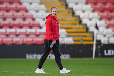 Téléchargez les photos : Maya Le Tissier #15 of Manchester United inspects the pitch before the The Fa Women's Super League match Manchester United Women vs Liverpool Women at Leigh Sports Village, Leigh, United Kingdom, 15th January 202 - en image libre de droit