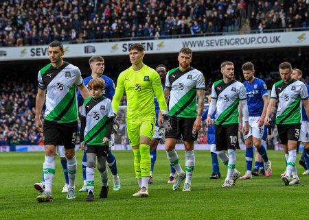Foto de Plymouth Argyle players and Ipswich Town players walks out before kick off   during the Sky Bet League 1 match Ipswich Town vs Plymouth Argyle at Portman Road, Ipswich, United Kingdom, 14th January 202 - Imagen libre de derechos
