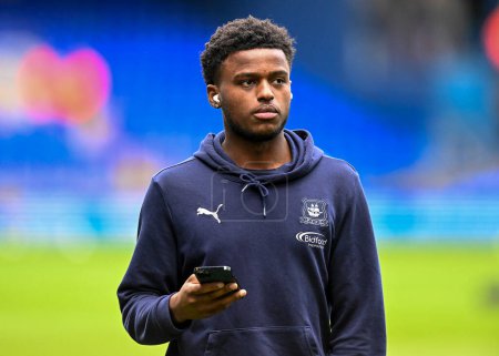Foto de /Plymouth Argyle full back Bali Mumba  (17)  walks on and inspect the pitch  during the Sky Bet League 1 match Ipswich Town vs Plymouth Argyle at Portman Road, Ipswich, United Kingdom, 14th January 202 - Imagen libre de derechos