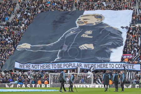 Téléchargez les photos : A large tifo of Eddie Howe manager of Newcastle United is displayed by fans ahead of the Premier League match Newcastle United vs Fulham at St. James's Park, Newcastle, United Kingdom, 15th January 202 - en image libre de droit