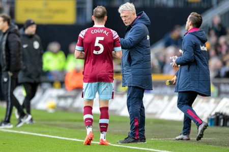 Photo for West Ham United Manager David Moyes gives instructions to Vladimir Coufal #5 of West Ham United during the Premier League match Wolverhampton Wanderers vs West Ham United at Molineux, Wolverhampton, United Kingdom, 14th January 202 - Royalty Free Image
