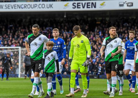 Foto de Plymouth Argyle players and Ipswich Town  players walks out before kick off  during the Sky Bet League 1 match Ipswich Town vs Plymouth Argyle at Portman Road, Ipswich, United Kingdom, 14th January 202 - Imagen libre de derechos