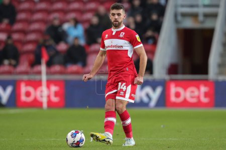 Téléchargez les photos : Tommy Smith #14 of Middlesbrough passes the ball during the Sky Bet Championship match Middlesbrough vs Millwall at Riverside Stadium, Middlesbrough, United Kingdom, 14th January 202 - en image libre de droit