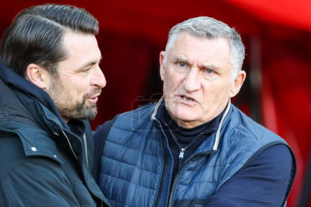 Téléchargez les photos : Russell Martin manager of Swansea City and Tony Mowbray manager of Sunderland before kick off during the Sky Bet Championship match Sunderland vs Swansea City at Stadium Of Light, Sunderland, United Kingdom, 14th January 202 - en image libre de droit