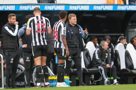 Téléchargez les photos : Eddie Howe manager of Newcastle United gives instructions to Joe Willock #28 of Newcastle United during the Premier League match Newcastle United vs Fulham at St. James's Park, Newcastle, United Kingdom, 15th January 202 - en image libre de droit