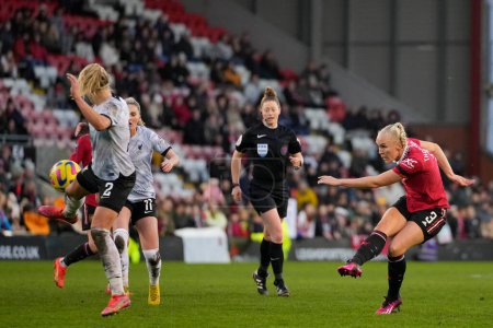 Téléchargez les photos : Maria Thorisdottir #3 of Manchester United drives a shot at the Liverpool Womens goal during the The Fa Women's Super League match Manchester United Women vs Liverpool Women at Leigh Sports Village, Leigh, United Kingdom, 15th January 2023 - en image libre de droit