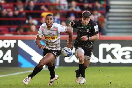 Photo for Damien Willemse of DHL Stormers and Benhard van Rensburg of London Irish chase a loose ball during the European Champions Cup match London Irish vs Stormers at the Gtech Community Stadium, Brentford, United Kingdom, 15th January 202 - Royalty Free Image