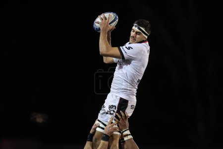 Foto de Dylan Cretin of Lyon Rugby leaps to secure the ball at a line-out  during the European Champions Cup match Saracens vs Lyon at StoneX Stadium, London, United Kingdom, 14th January 202 - Imagen libre de derechos