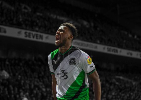 Foto de GOAL Plymouth Argyle full back Bali Mumba  (17)  celebrates a goal to make it 1-1 in added on time   during the Sky Bet League 1 match Ipswich Town vs Plymouth Argyle at Portman Road, Ipswich, United Kingdom, 14th January 202 - Imagen libre de derechos