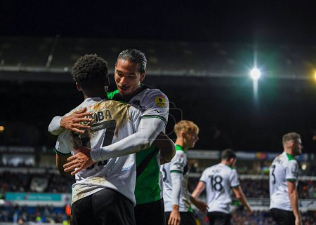 Foto de GOAL Plymouth Argyle full back Bali Mumba  (17)  celebrates a goal to make it 1-1 in added on time  with Plymouth Argyle defender Nigel Lonwijk (21)  during the Sky Bet League 1 match Ipswich Town vs Plymouth Argyle at Portman Road, Ipswich, United K - Imagen libre de derechos