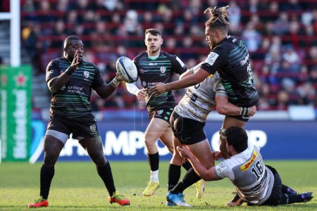 Photo for Chandler Cunningham-South of London Irish offloads to Lovejoy Chawatama of London Irish during the European Champions Cup match London Irish vs Stormers at the Gtech Community Stadium, Brentford, United Kingdom, 15th January 202 - Royalty Free Image